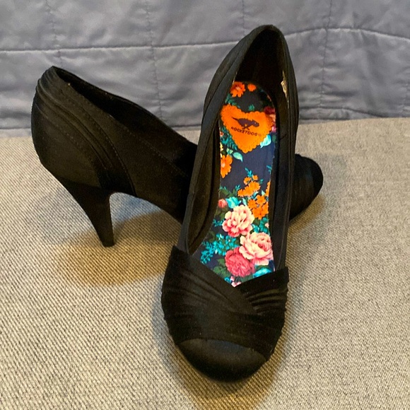 Black heel size 8.5 - Picture 1 of 3
